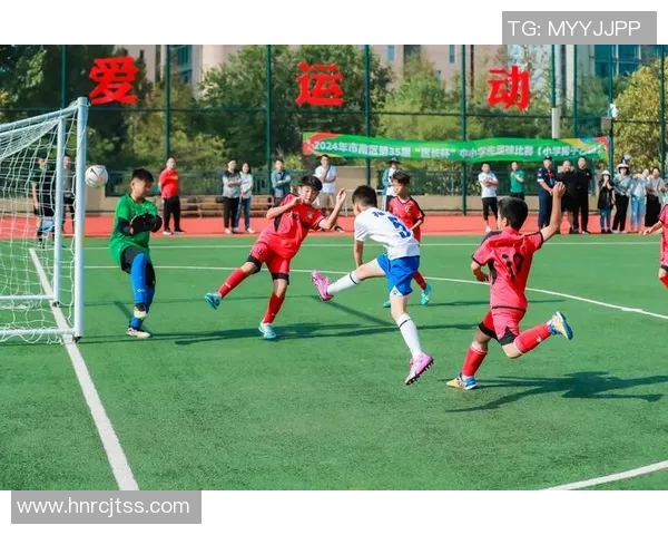 青春拼搏绿茵场青少年足球比赛展现团队精神与竞技魅力